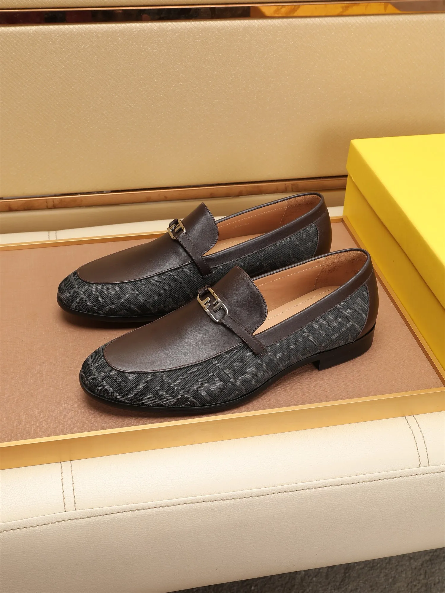 Men's shoes💰460 🕷🕷【FENDI】The latest men's formal leather shoes🇨🇳Classic series not to be missed💯The first layer is made of imported first-layer cowhide☘Original quality, the leather is smooth and delicate🎋Awesome version, perfect streamlined outline🍇Cowhide lining, size 38-44 (customized at 45.46)...